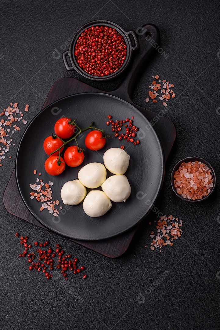 Delicioso queijo mussarela fresco com tomate, sal e especiarias