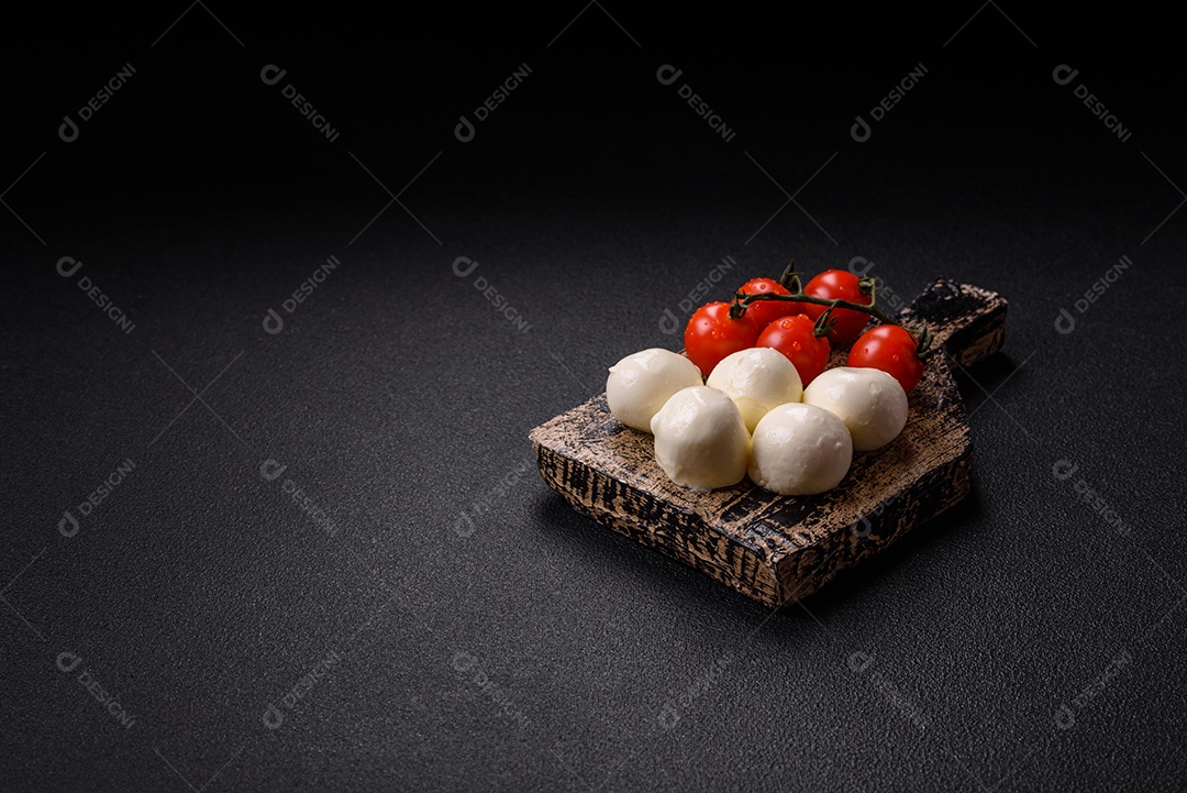 Delicioso queijo mussarela fresco com tomate, sal e especiarias