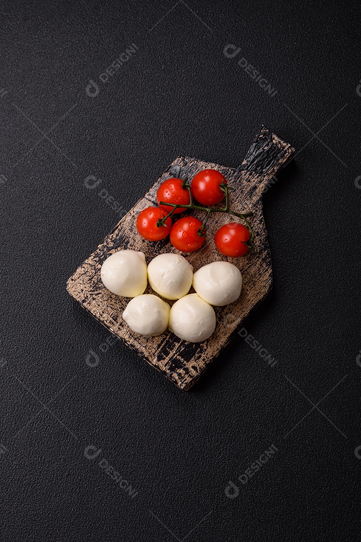 Delicioso queijo mussarela fresco com tomate, sal e especiarias