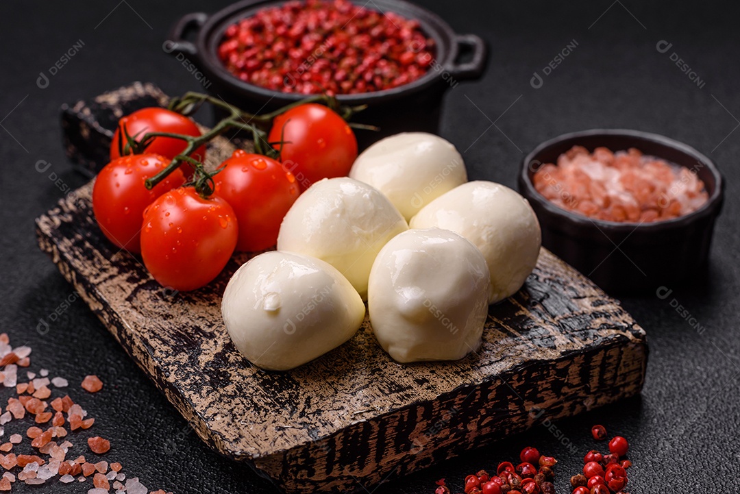 Delicioso queijo mussarela fresco com tomate, sal e especiarias
