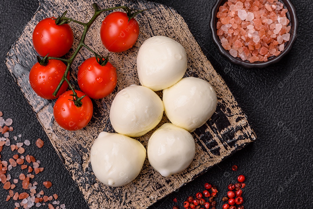 Delicioso queijo mussarela fresco com tomate, sal e especiarias