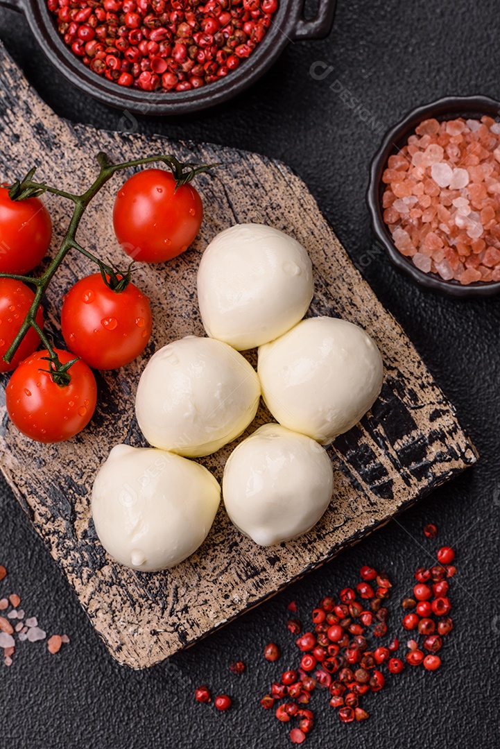 Delicioso queijo mussarela fresco com tomate, sal e especiarias