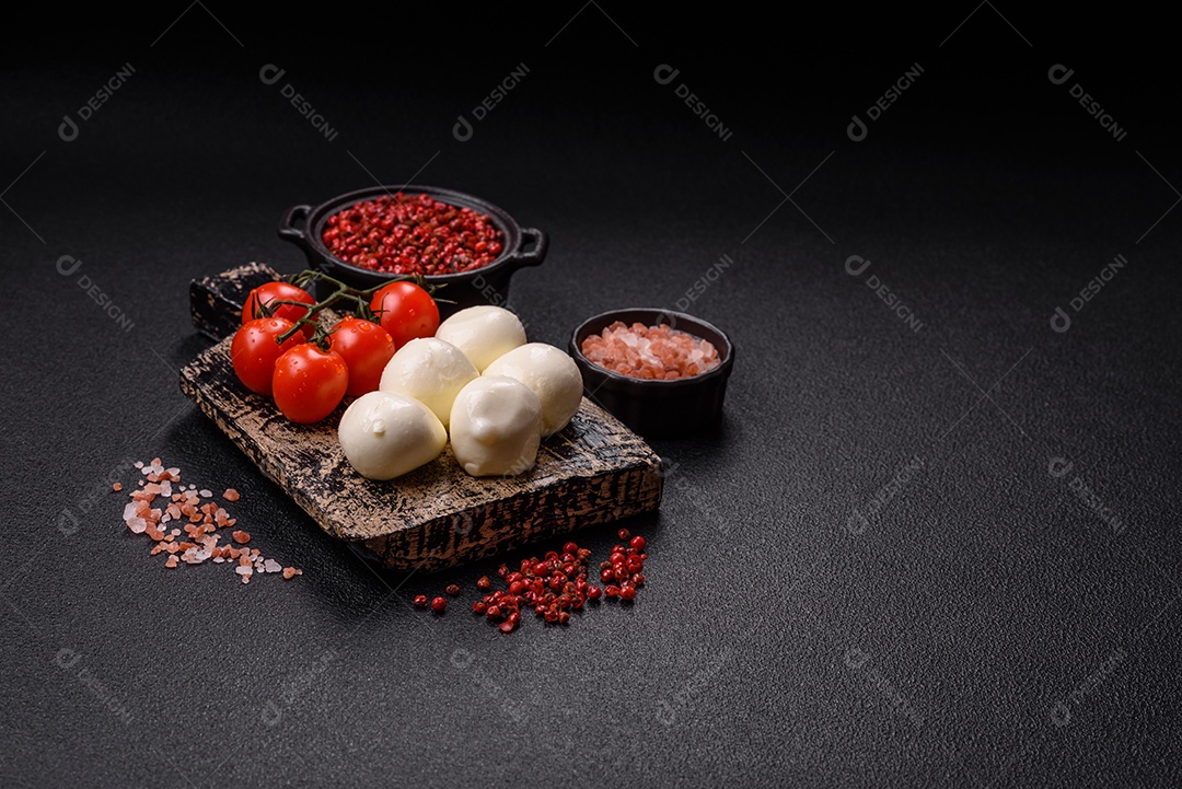 Delicioso queijo mussarela fresco com tomate, sal e especiarias