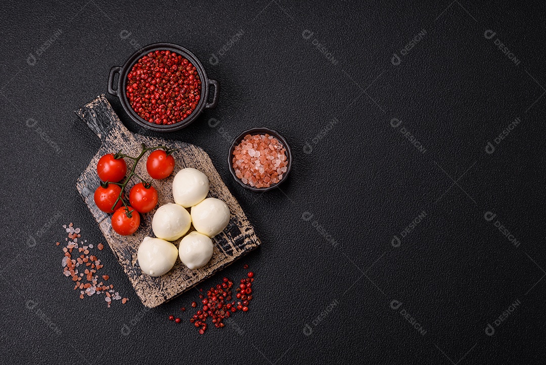 Delicioso queijo mussarela fresco com tomate, sal e especiarias