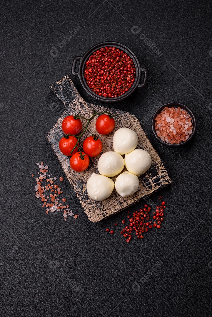 Delicioso queijo mussarela fresco com tomate, sal e especiarias