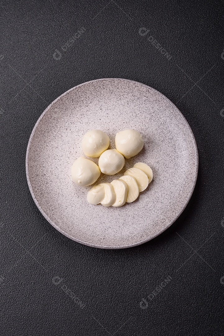 Delicioso queijo mussarela fresco com tomate, sal e especiarias