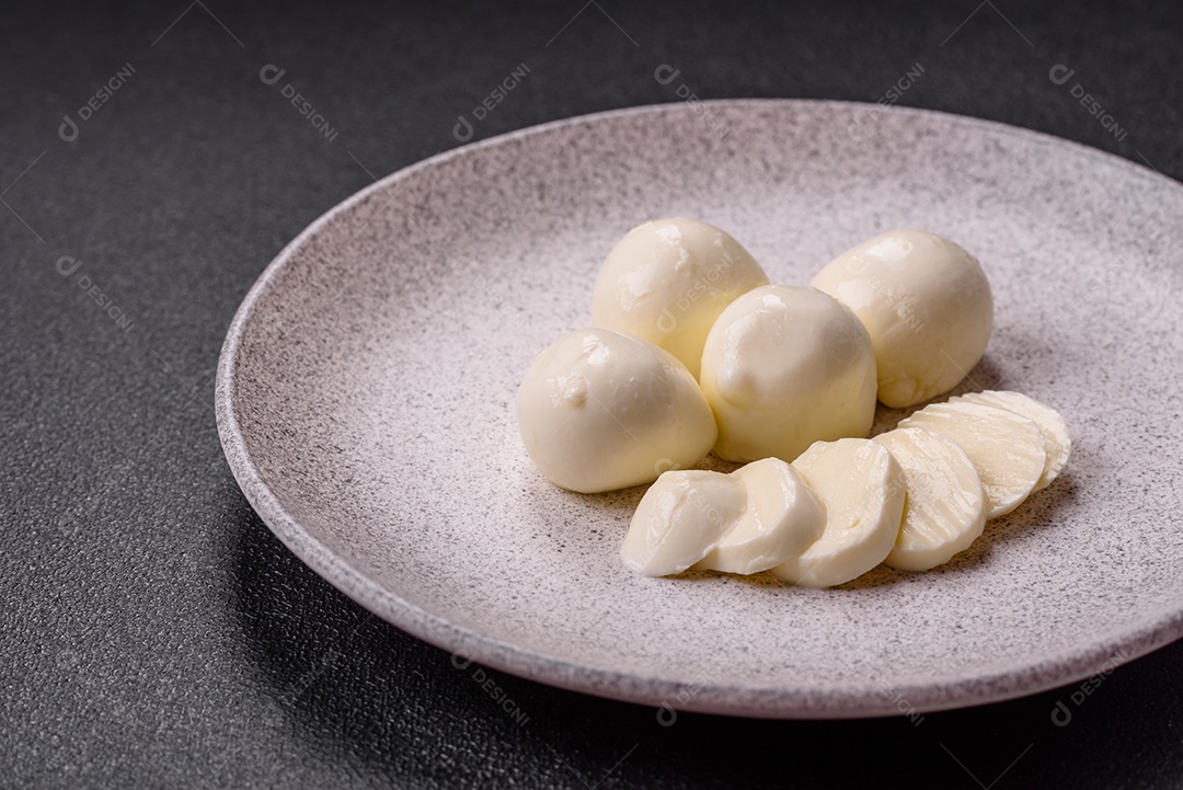 Delicioso queijo mussarela fresco com tomate, sal e especiarias