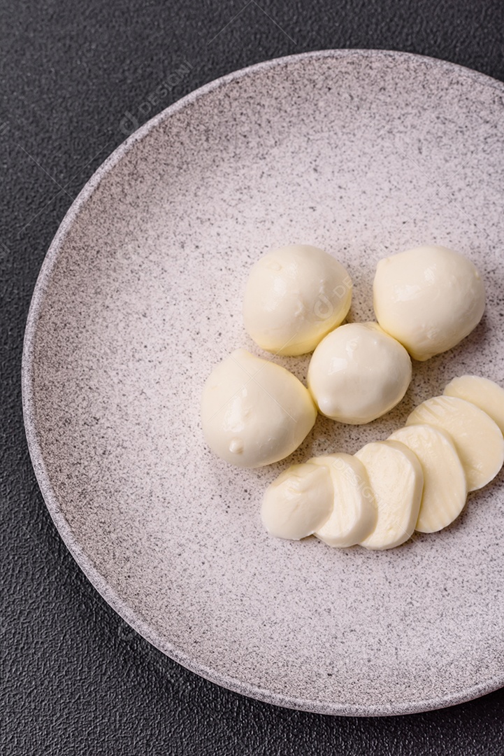 Delicioso queijo mussarela fresco com tomate, sal e especiarias