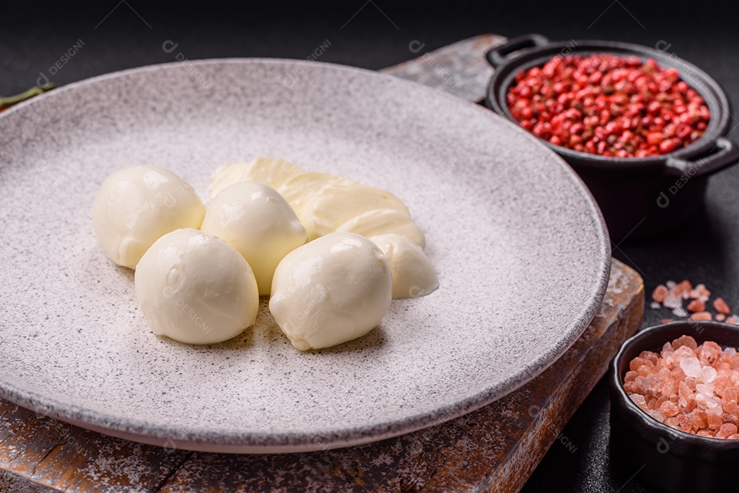 Delicioso queijo mussarela fresco com tomate, sal e especiarias