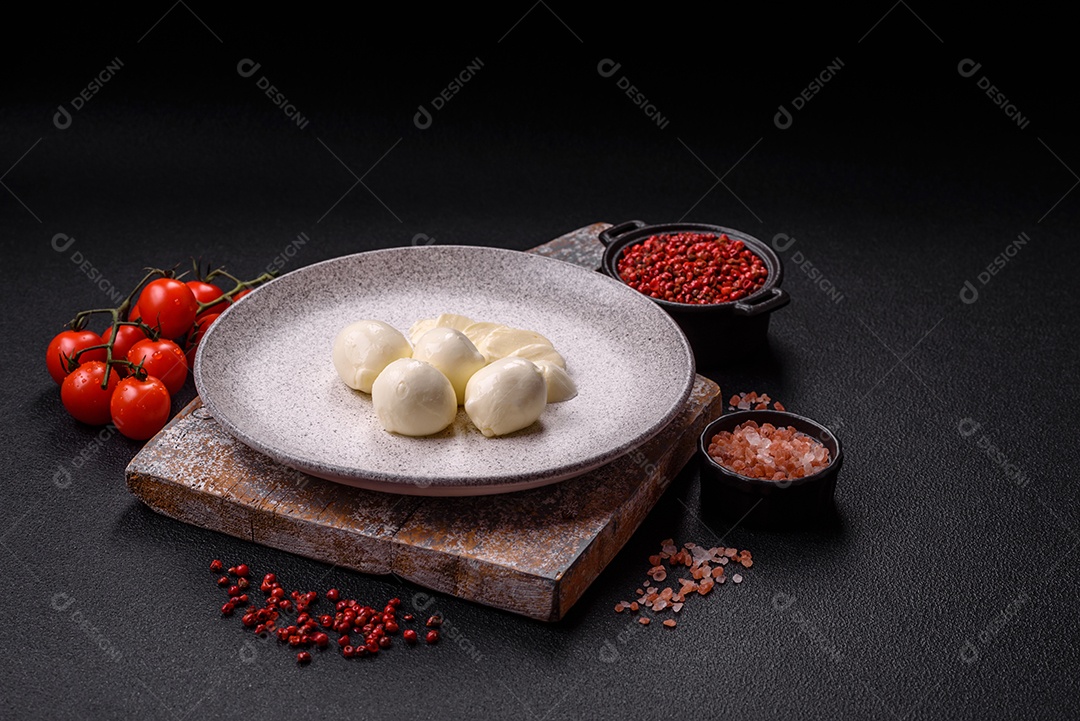 Delicioso queijo mussarela fresco com tomate, sal e especiarias