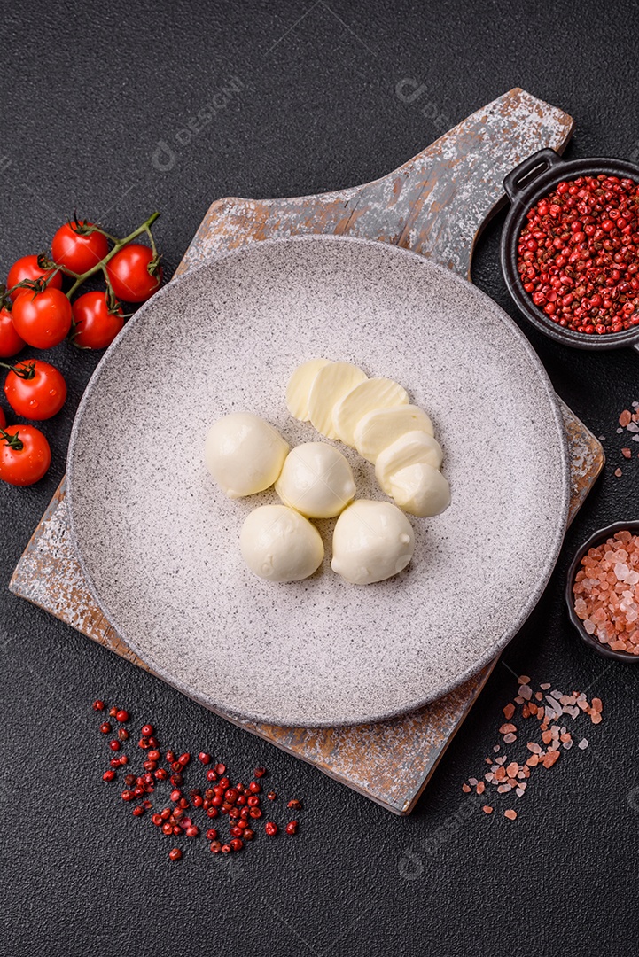 Delicioso queijo mussarela fresco com tomate, sal e especiarias