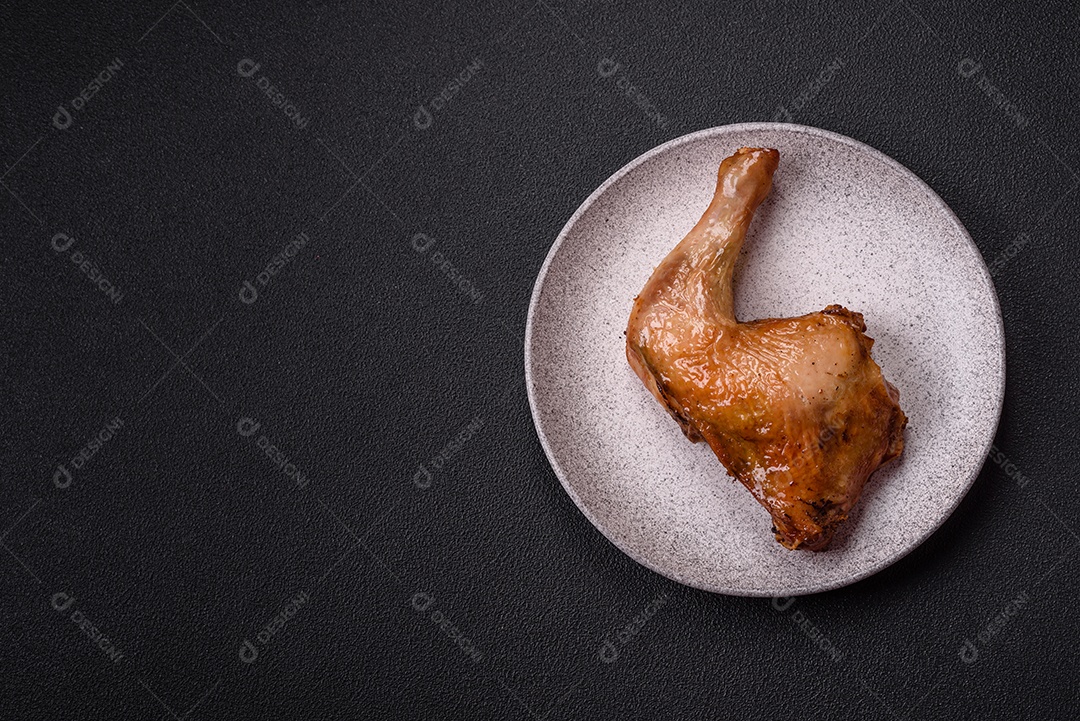 Deliciosa coxa ou quarto de frango grelhado com sal e especiarias