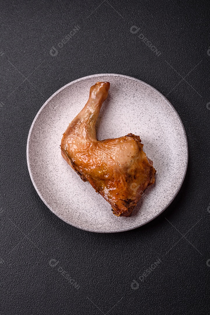 Deliciosa coxa ou quarto de frango grelhado com sal e especiarias