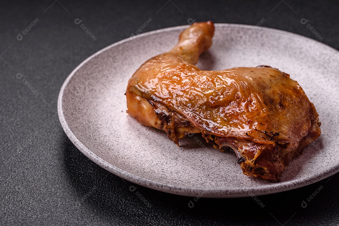 Deliciosa coxa ou quarto de frango grelhado com sal e especiarias