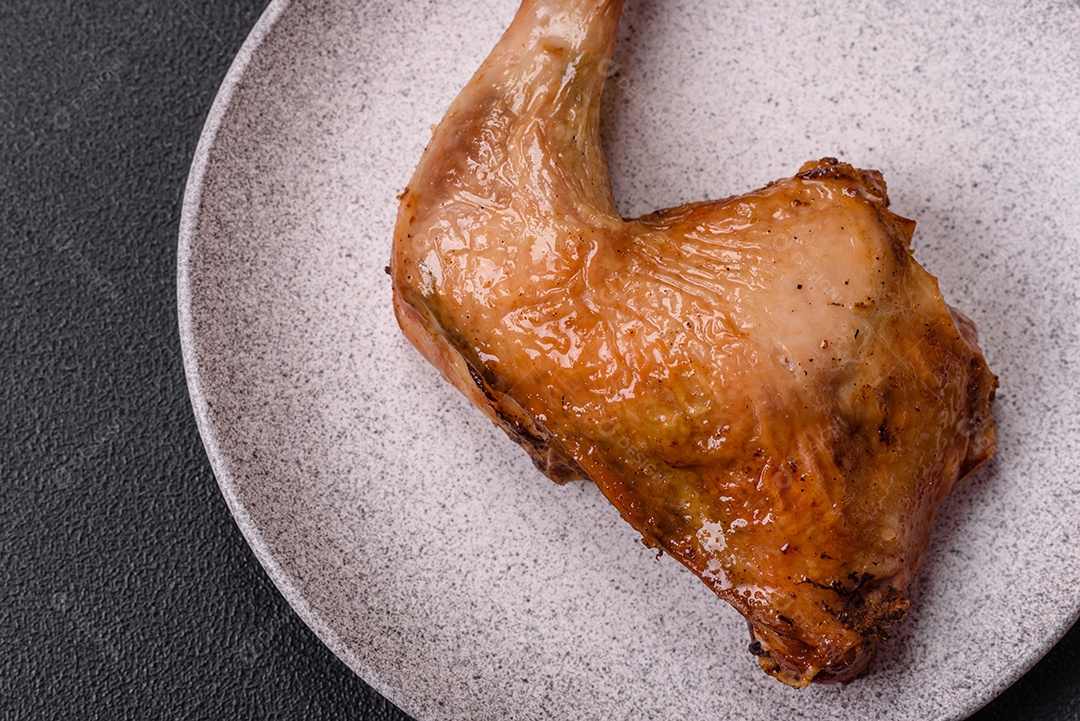 Deliciosa coxa ou quarto de frango grelhado com sal e especiarias