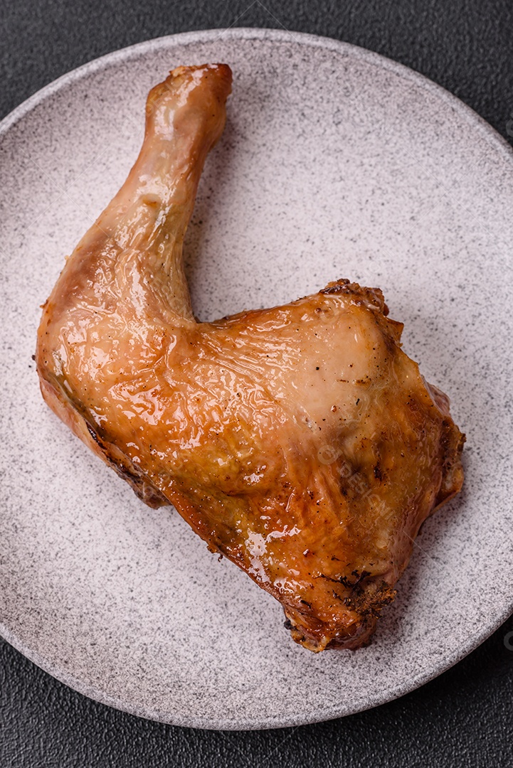 Deliciosa coxa ou quarto de frango grelhado com sal e especiarias