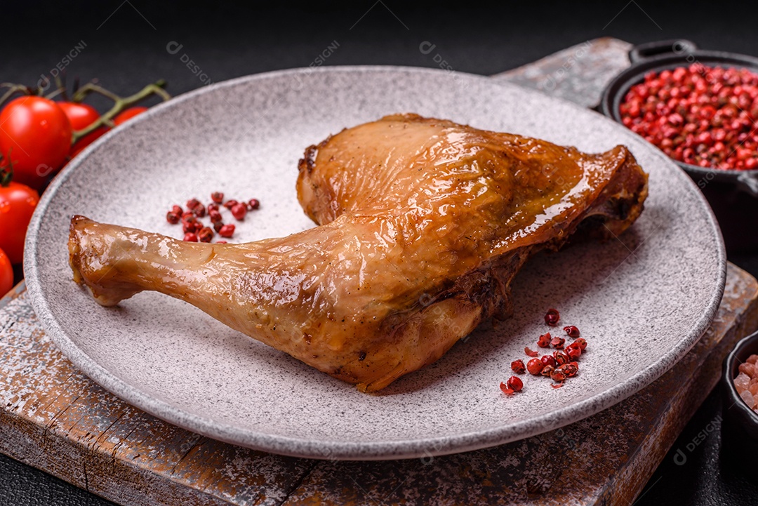 Deliciosa coxa ou quarto de frango grelhado com sal e especiarias