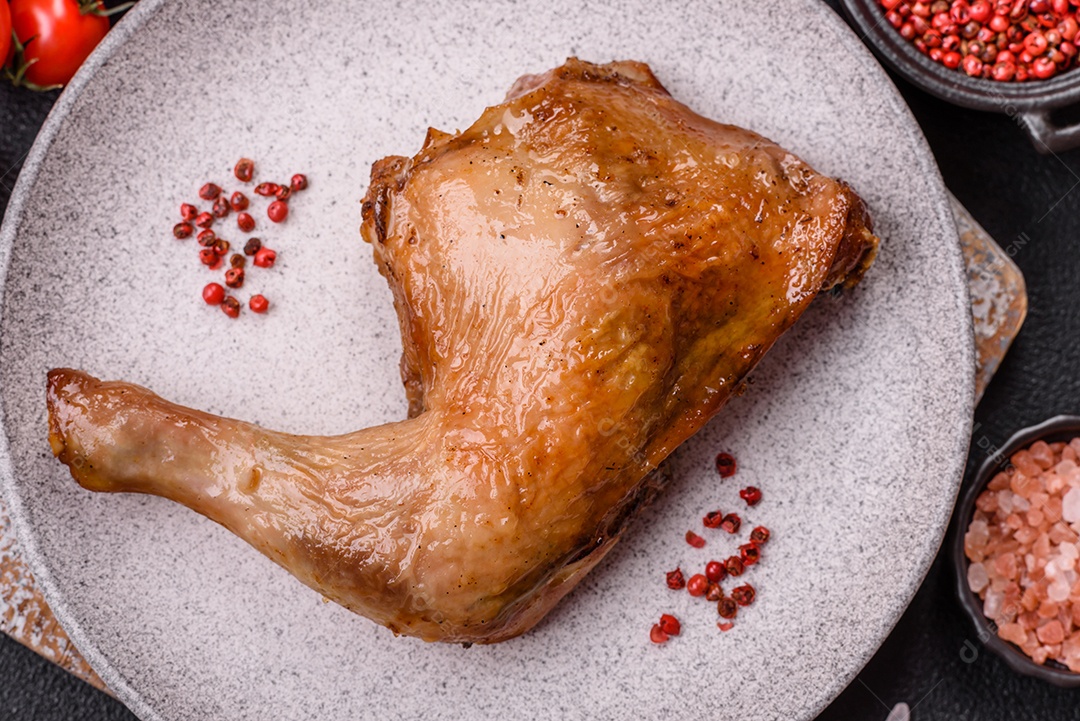 Deliciosa coxa ou quarto de frango grelhado com sal e especiarias