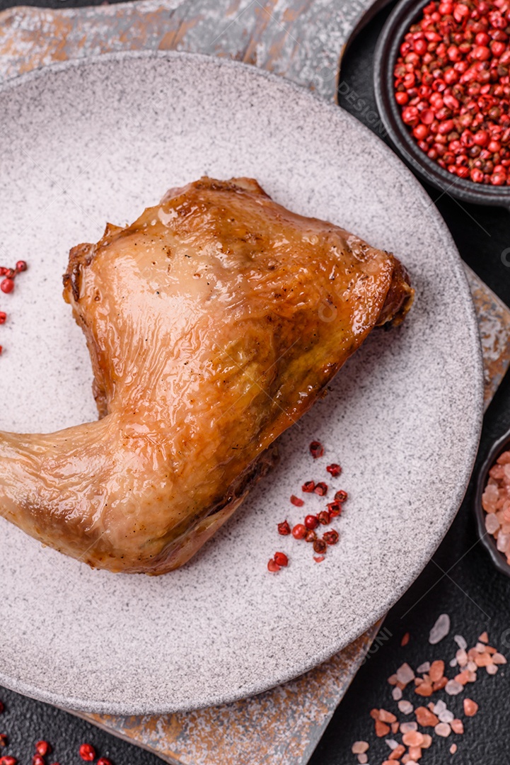 Deliciosa coxa ou quarto de frango grelhado com sal e especiarias