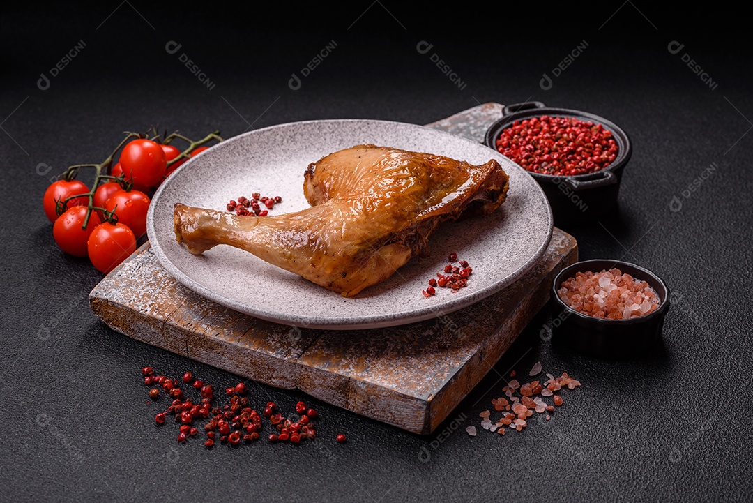 Deliciosa coxa ou quarto de frango grelhado com sal e especiarias