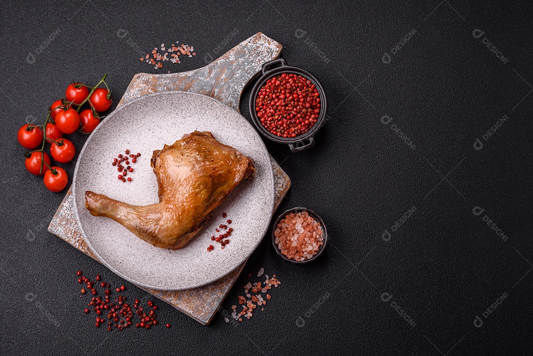 Deliciosa coxa ou quarto de frango grelhado com sal e especiarias
