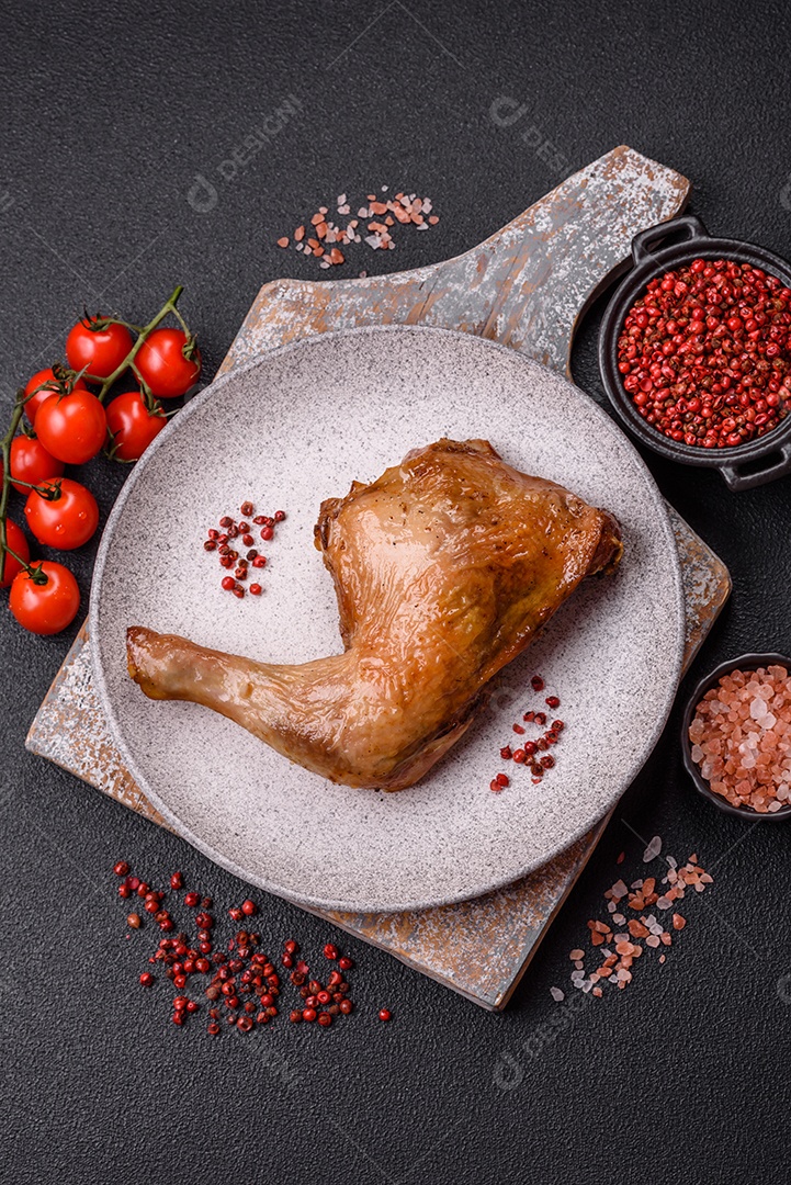 Deliciosa coxa ou quarto de frango grelhado com sal e especiarias