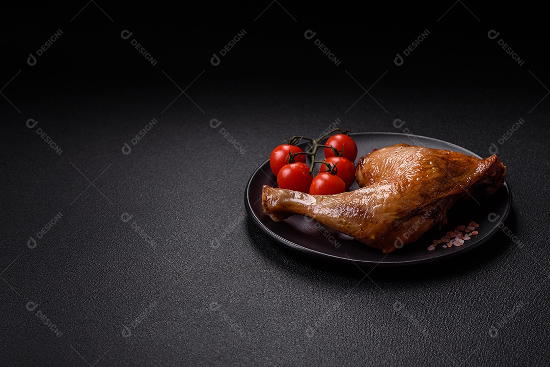 Deliciosa coxa ou quarto de frango grelhado com sal e especiarias