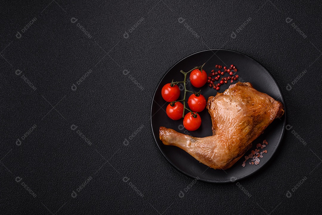 Deliciosa coxa ou quarto de frango grelhado com sal e especiarias