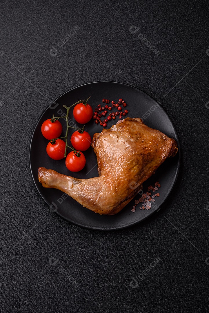 Deliciosa coxa ou quarto de frango grelhado com sal e especiarias