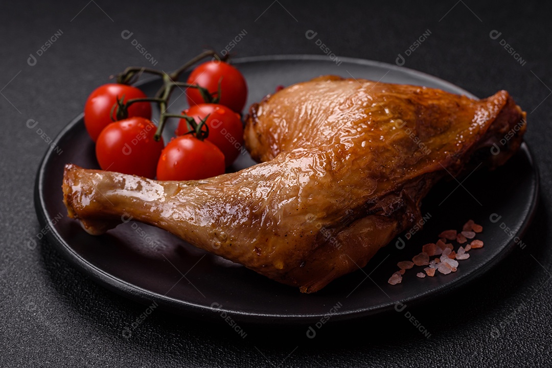 Deliciosa coxa ou quarto de frango grelhado com sal e especiarias