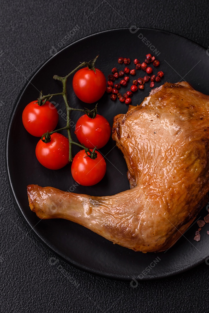 Deliciosa coxa ou quarto de frango grelhado com sal e especiarias