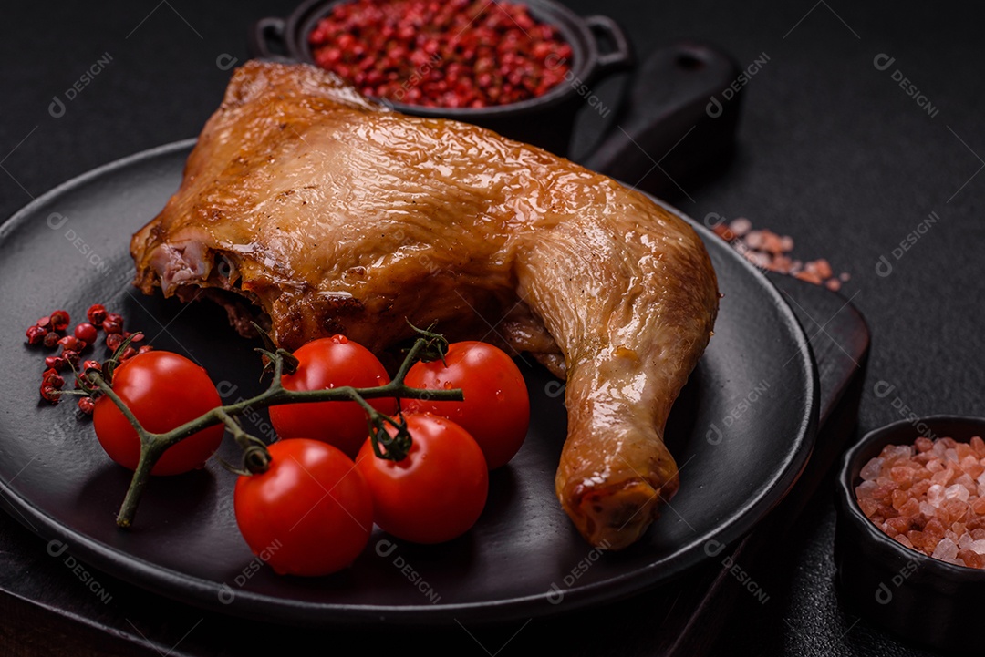 Deliciosa coxa ou quarto de frango grelhado com sal e especiarias