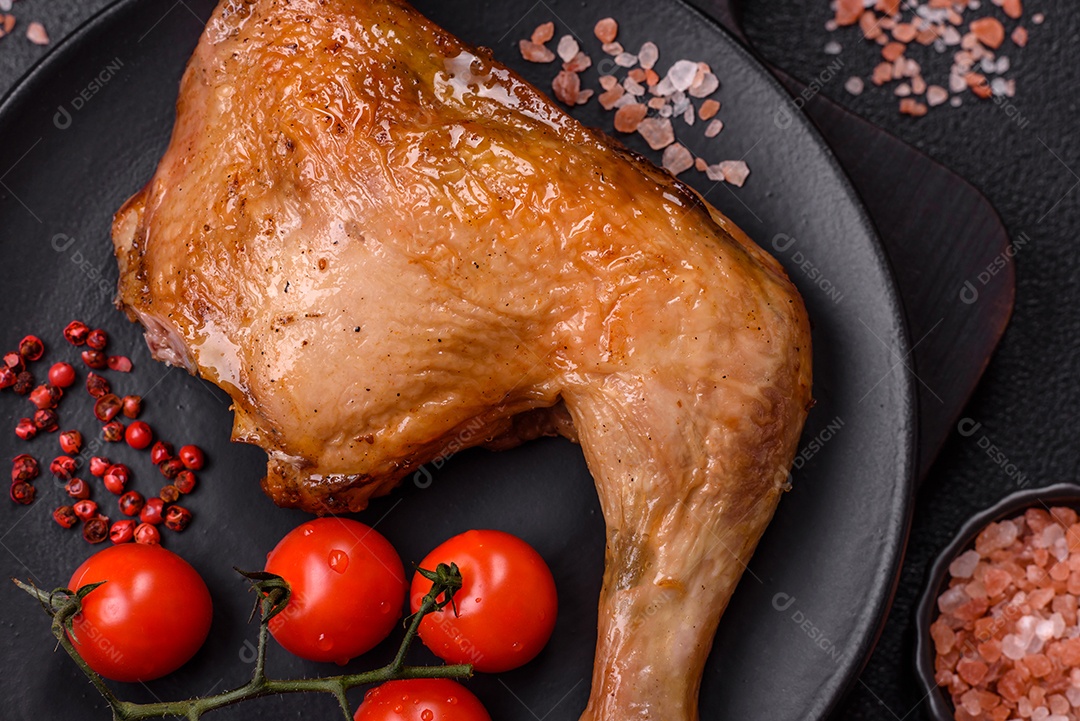 Deliciosa coxa ou quarto de frango grelhado com sal e especiarias