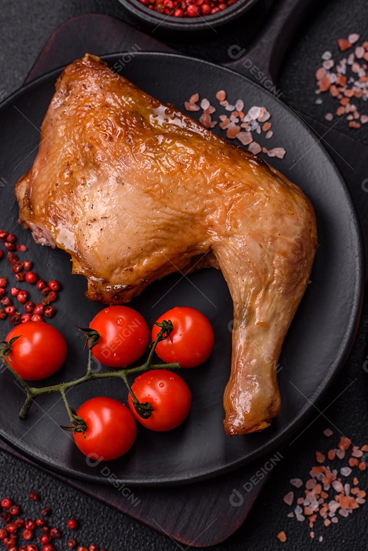 Deliciosa coxa ou quarto de frango grelhado com sal e especiarias