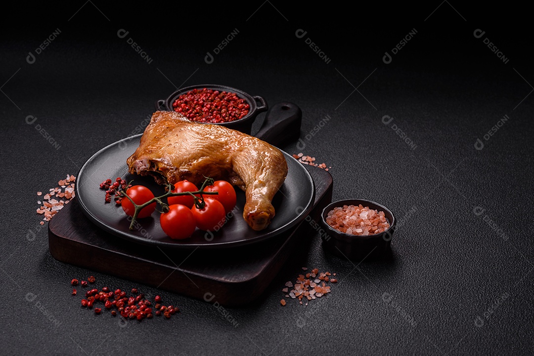 Deliciosa coxa ou quarto de frango grelhado com sal e especiarias