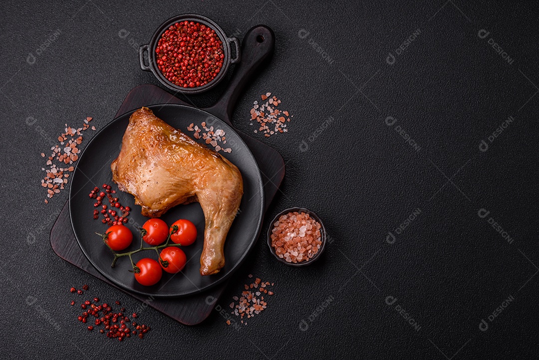 Deliciosa coxa ou quarto de frango grelhado com sal e especiarias