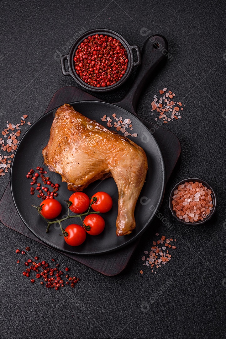 Deliciosa coxa ou quarto de frango grelhado com sal e especiarias