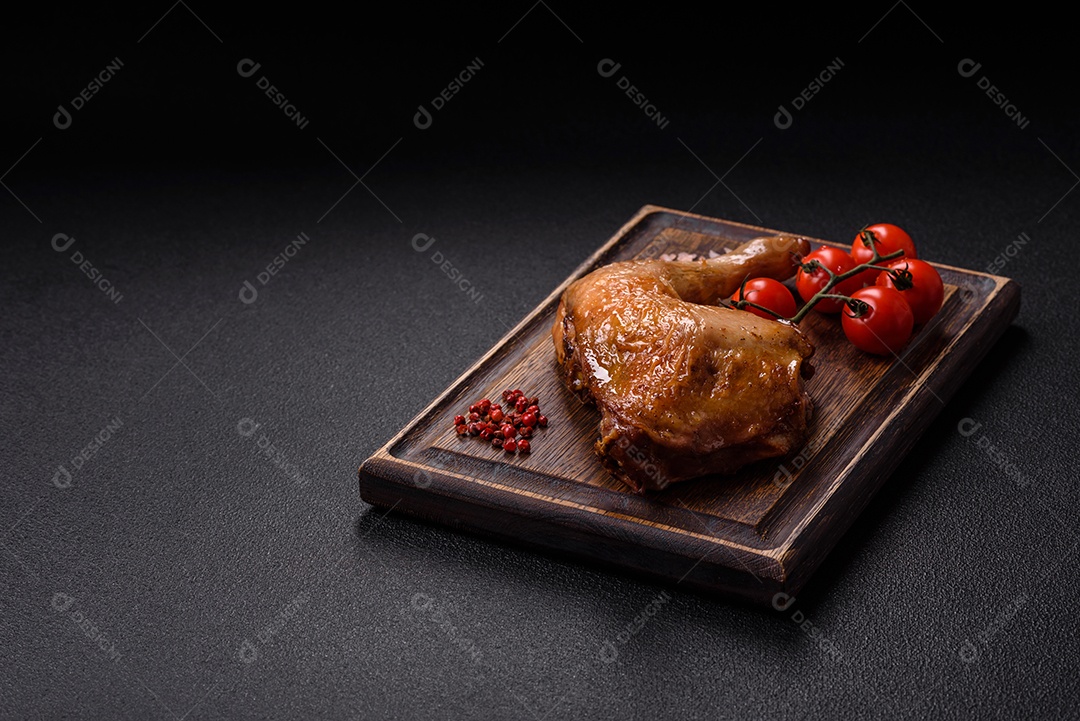 Deliciosa coxa ou quarto de frango grelhado com sal e especiarias