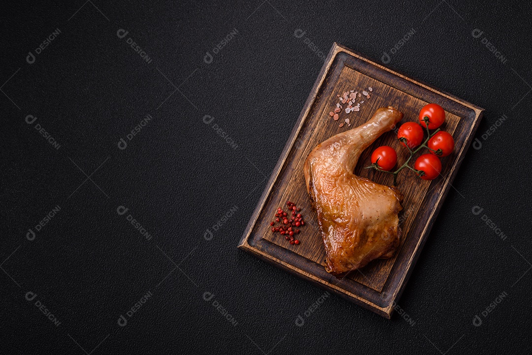 Deliciosa coxa ou quarto de frango grelhado com sal e especiarias