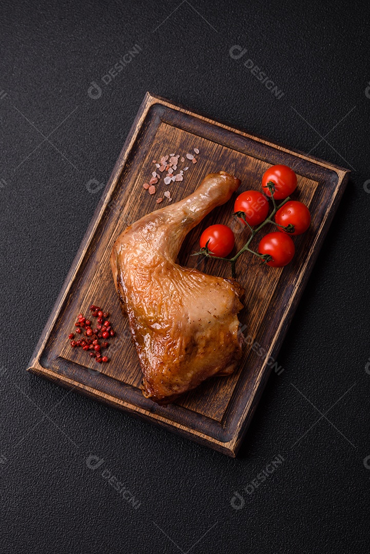 Deliciosa coxa ou quarto de frango grelhado com sal e especiarias