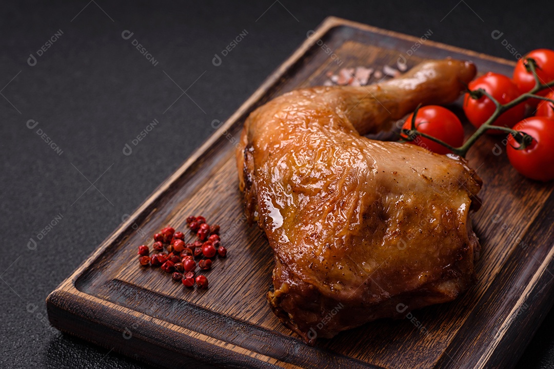 Deliciosa coxa ou quarto de frango grelhado com sal e especiarias