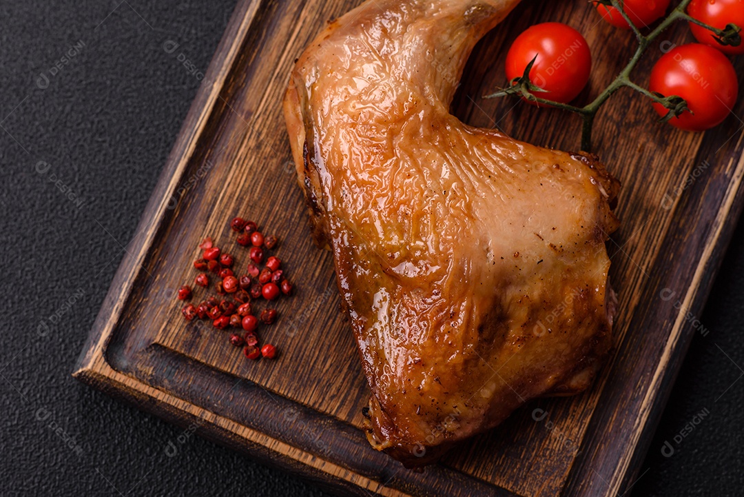 Deliciosa coxa ou quarto de frango grelhado com sal e especiarias