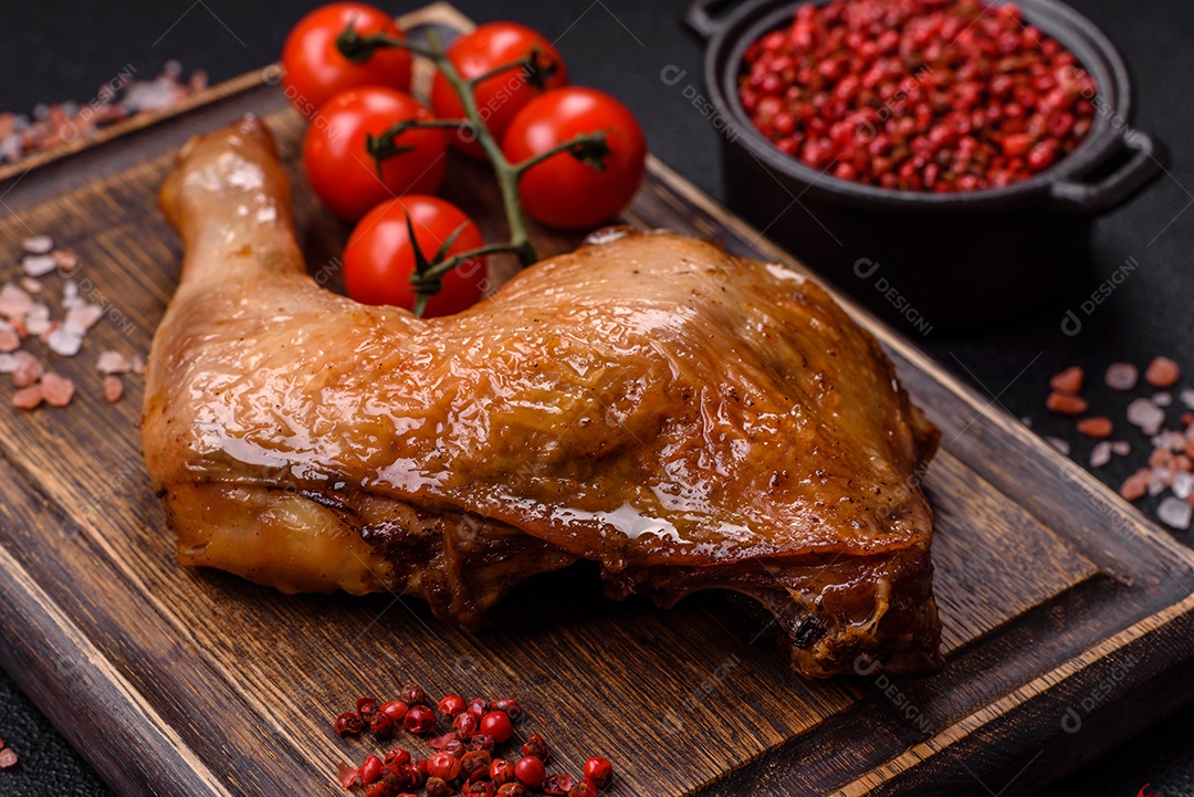 Deliciosa coxa ou quarto de frango grelhado com sal e especiarias