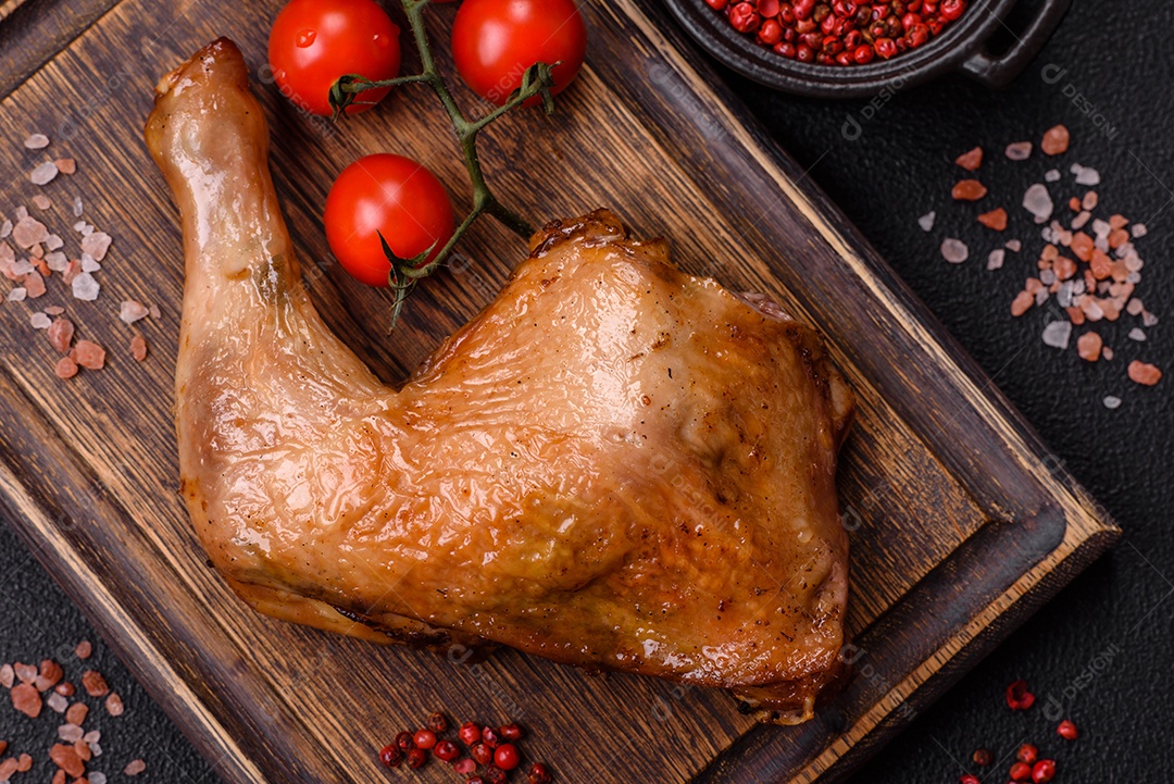 Deliciosa coxa ou quarto de frango grelhado com sal e especiarias