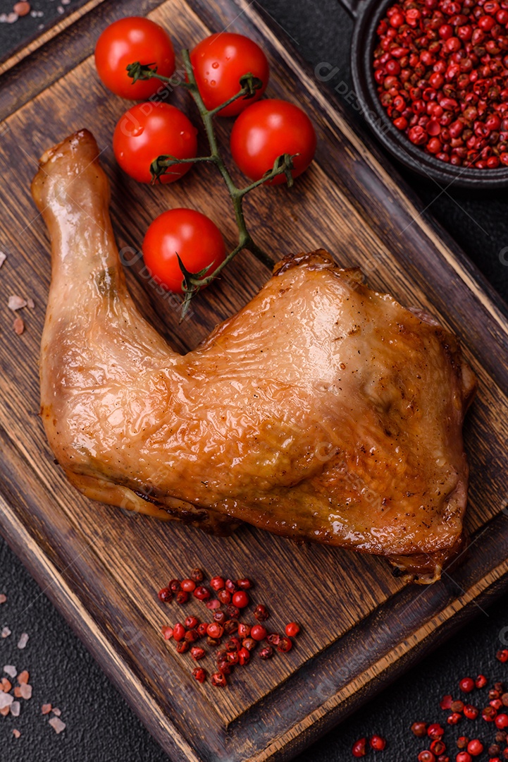 Deliciosa coxa ou quarto de frango grelhado com sal e especiarias