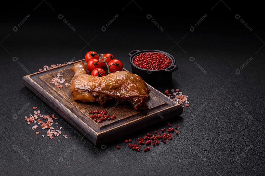 Deliciosa coxa ou quarto de frango grelhado com sal e especiarias