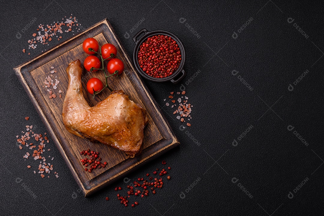 Deliciosa coxa ou quarto de frango grelhado com sal e especiarias