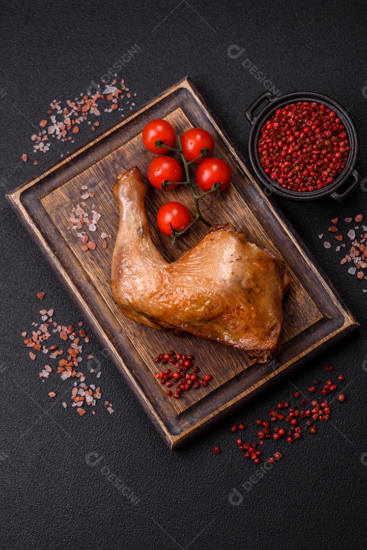 Deliciosa coxa ou quarto de frango grelhado com sal e especiarias