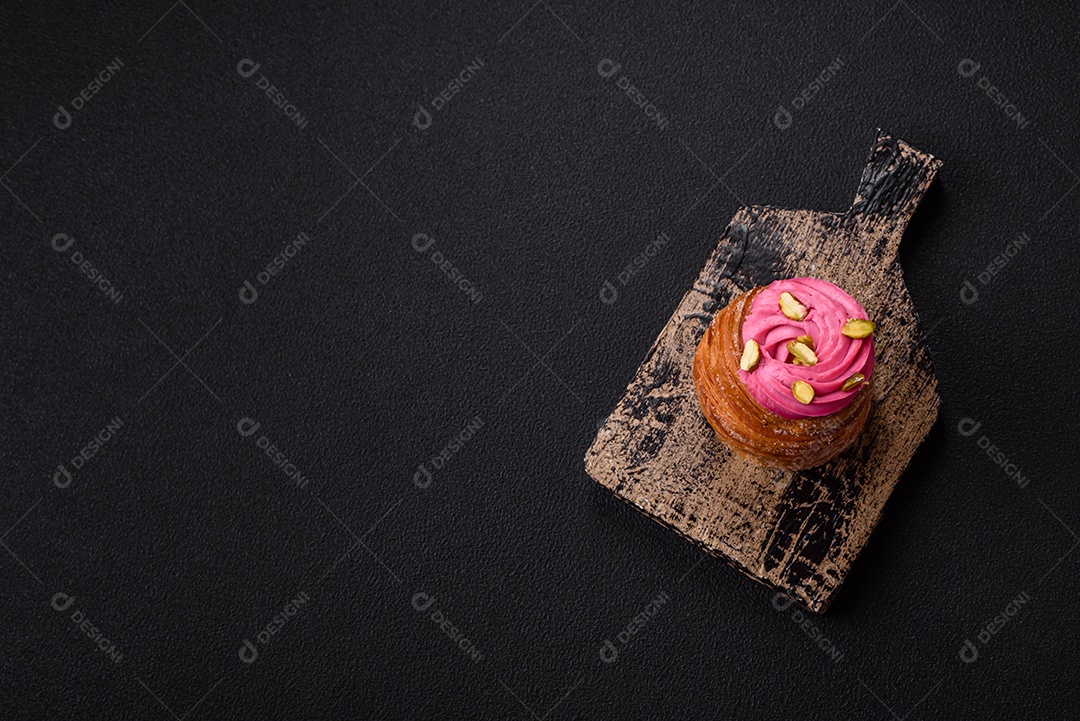 Craffin doce feito de massa folhada com merengue suíço