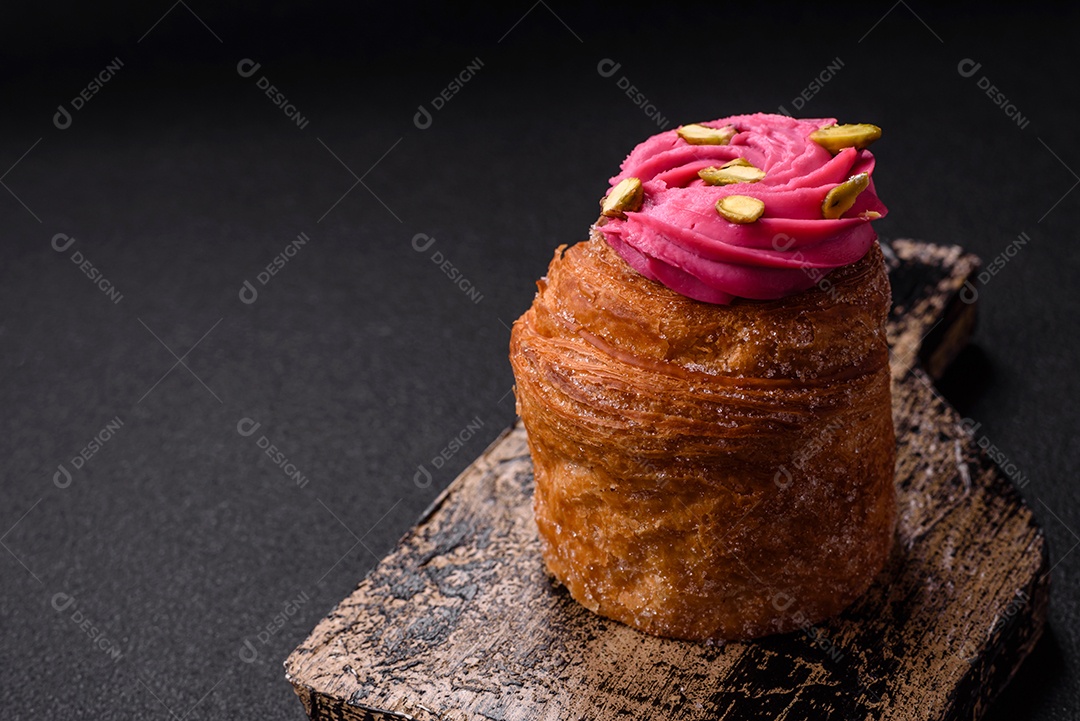 Craffin doce feito de massa folhada com merengue suíço